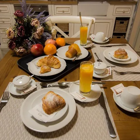 In San Domenico Maggiore 3 Bed & Breakfast 3*